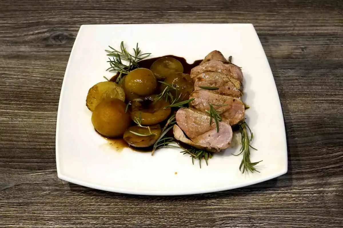 Утиное филе с абрикосами и розмарином