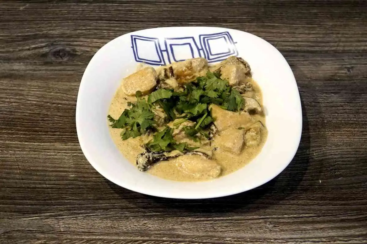 Соте из курицы с белыми грибами