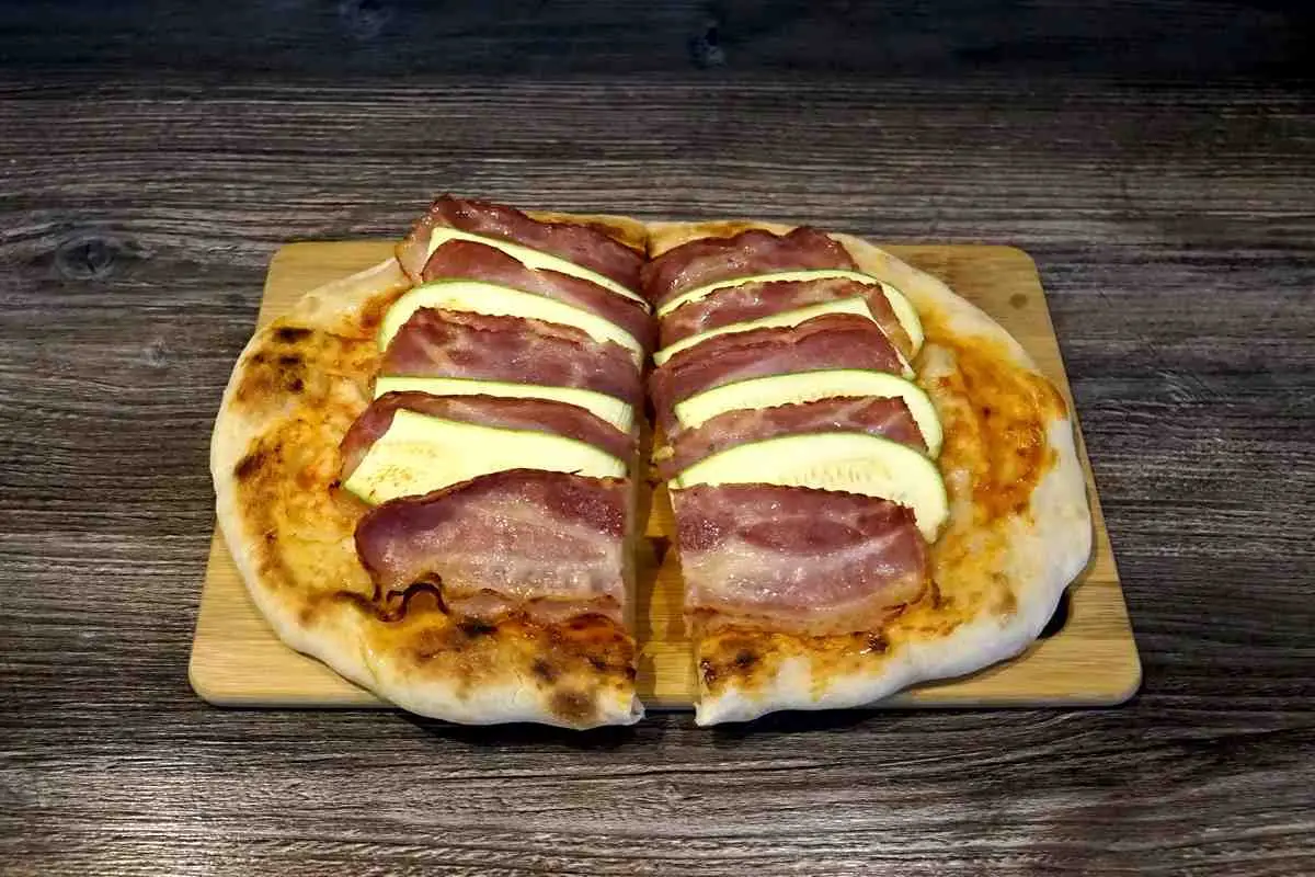 Тарт-фин с беконом и кабачками