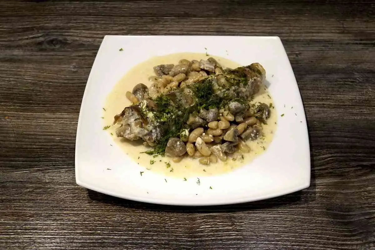 Треска с сидром и ветчиной
