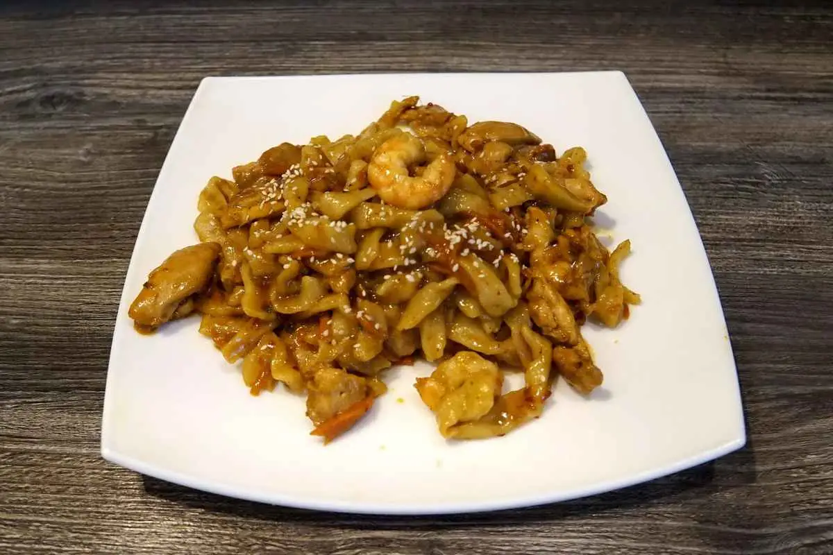 Паста с курицей и креветками