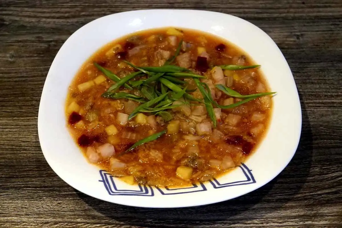 Острый, согревающий суп с говядиной и овощами
