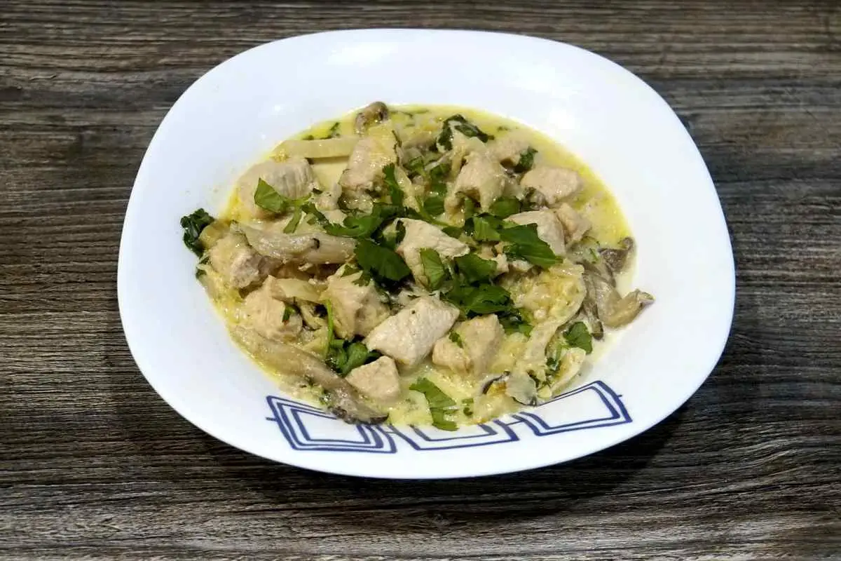 Сливочное рагу из индейки и грибов