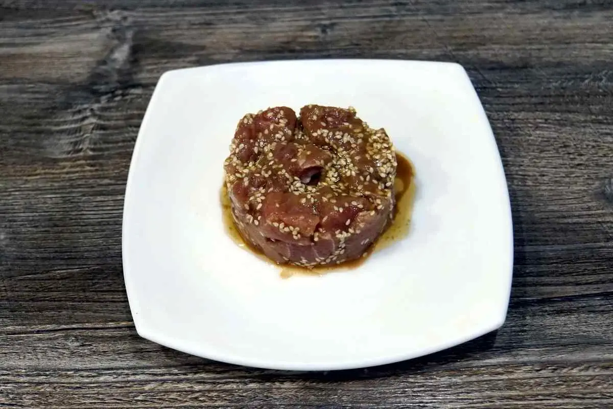 Маринованный тунец с кунжутом