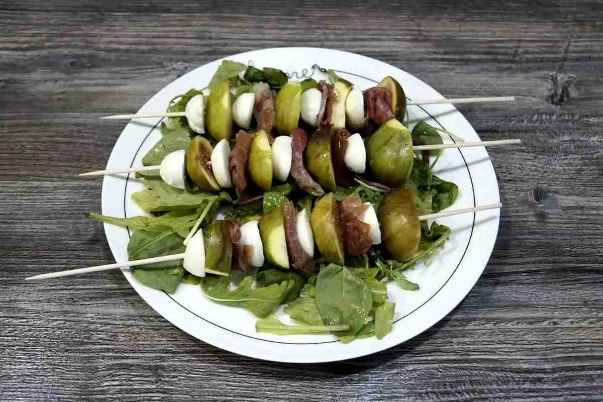 Моцарелла и инжир на шпажках