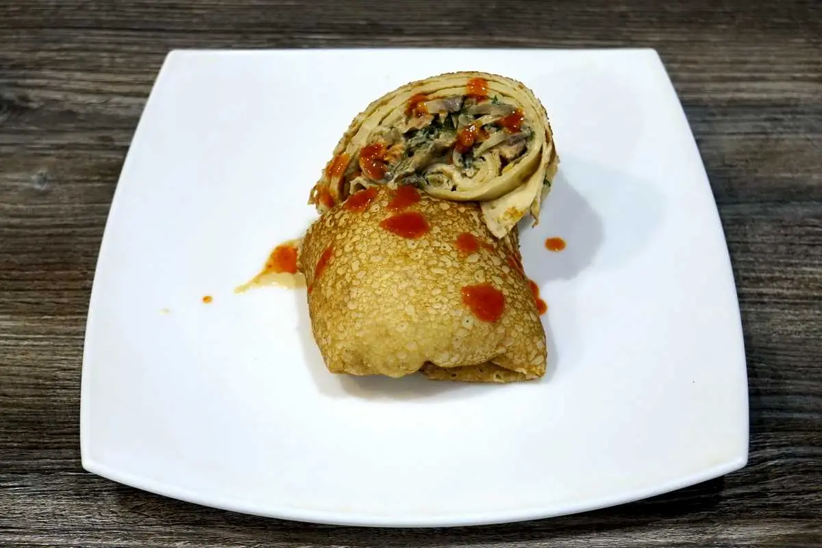 Копченый лосось с грибами в блинах