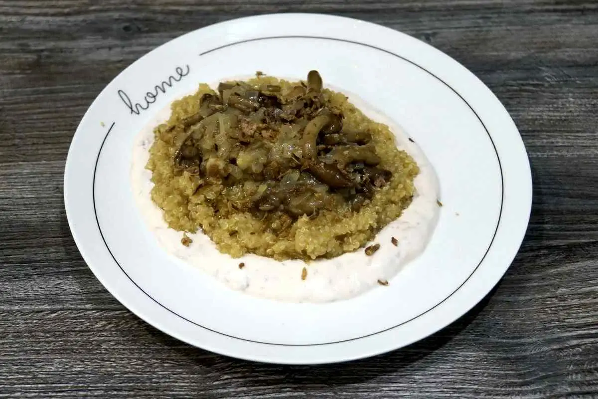 Киноа с овощами и опятами