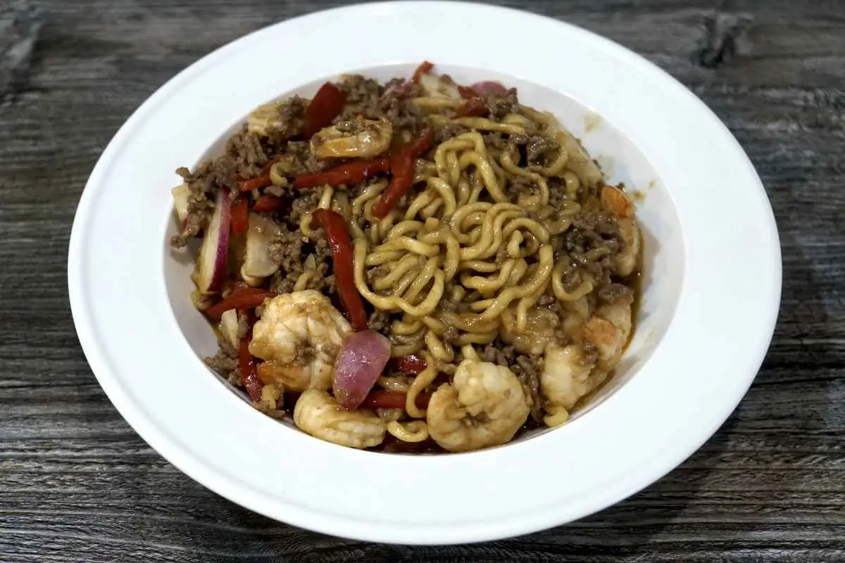 Рамен с кочуджаном, говядиной и креветками: насыщенный азиатский вкус, хрустящий редис и сладкий перец.