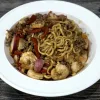 Рамен с кочуджаном, говядиной, креветками и свежим редисом